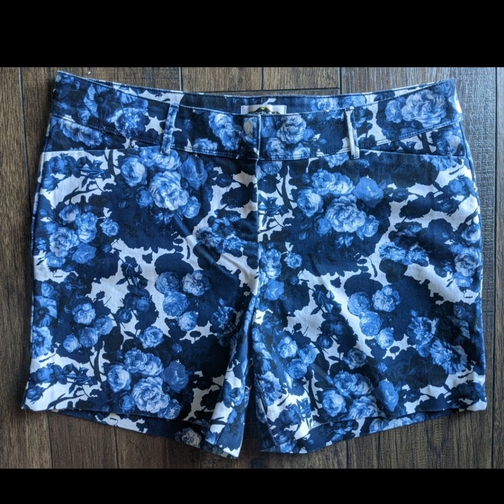 Podium Women's Shorts Blue Floral Print Size 14 w/ Slash Pockets Cotton Blend.